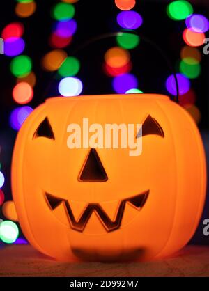 Zucca di Halloween sotto le luci con bokeh Foto Stock