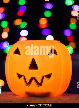 Zucca di Halloween sotto le luci con bokeh Foto Stock