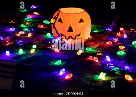 Zucca di Halloween sotto le luci con bokeh Foto Stock