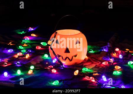 Zucca di Halloween sotto le luci con bokeh Foto Stock