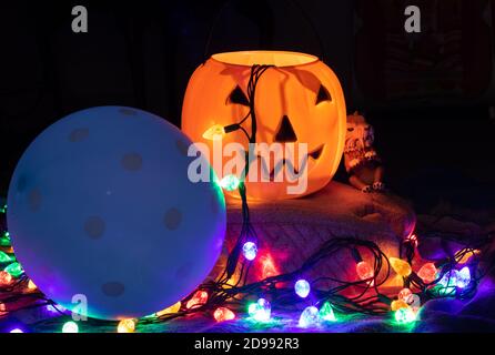 Zucca di Halloween sotto le luci con bokeh Foto Stock