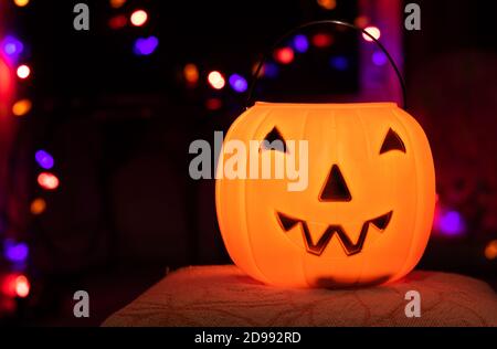 Zucca di Halloween sotto le luci con bokeh Foto Stock