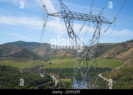 Torre elettrica della diga di Foz Tuna in Portogallo Foto Stock