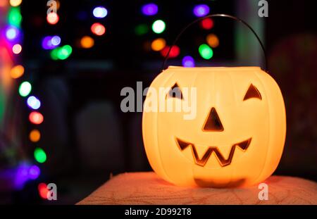 Zucca di Halloween sotto le luci con bokeh Foto Stock