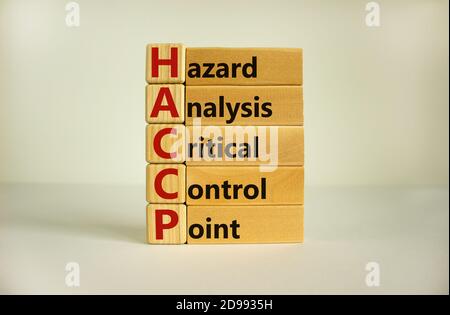 Cubi e blocchi di legno con la dicitura "HACCP, punto di controllo critico per l'analisi dei rischi". Splendido sfondo bianco, spazio per la copia. Concetto aziendale. Foto Stock