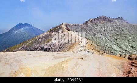 Splendida vista panoramica sul complesso del Vulcano Ijen con le montagne. Il complesso del vulcano Ijen è un gruppo di vulcani compositi situati a Giava Est, Indonesia. Foto Stock