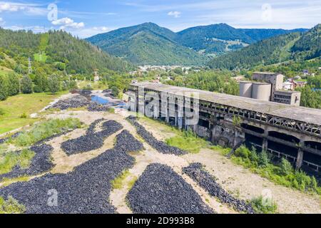 Vista aerea di pali di pneumatici di scarto, discarica di pneumatici vicino a fabbrica abbandonata Foto Stock