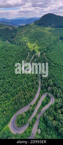 Vista aerea della strada del passo di montagna, verde foresta curvy strada in rumeno Carpazi. Foto Stock