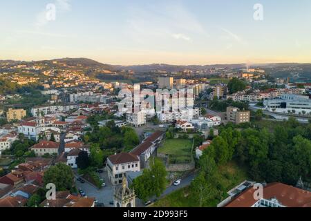 Amarante drone vista aerea con bella chiesa e ponte in Portogallo all'alba Foto Stock
