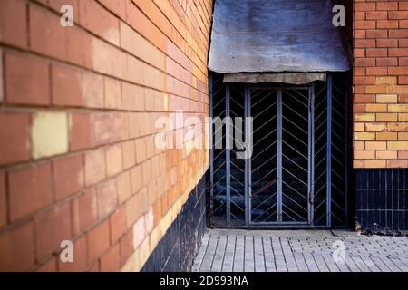 L'ingresso al seminterrato è chiuso con un acciaio grata Foto Stock