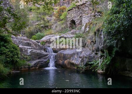 Drave cascata cascata in Arouca Serra da Freita, Portogallo Foto Stock