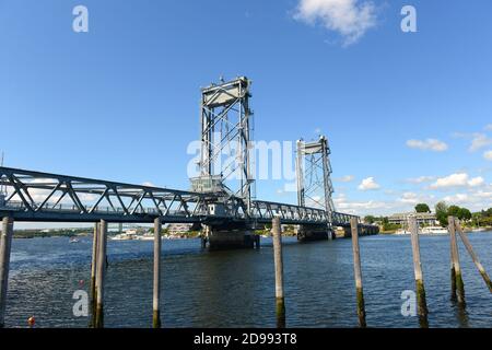 Il Memorial Bridge è un ponte elevatore a traliccio costruito nel 1923 attraverso il fiume Piscataqua tra Portsmouth, New Hampshire e Kittery, Maine, USA. Foto Stock