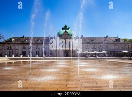 La casa termale (Palazzo Imperiale) con fontane d'acqua nel punto più alto del parco termale di Bad Oeynhausen. Weser Hills, Westfalia orientale, Reno settentrionale Foto Stock