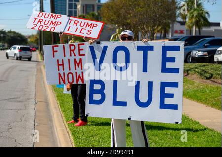 Houston, Texas, Stati Uniti. 3 Nov 2020. I volontari tengono i segni VOTANO BLU, SCARICANO TRUMP, TRUMP SI TROVA al di fuori di una stazione di polling nella contea di Harris, Houston, Texas, USA. Credit: Michelmond/Alamy Live News. Foto Stock