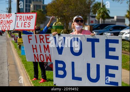 Houston, Texas, Stati Uniti. 3 Nov 2020. I volontari tengono i segni VOTANO BLU, SCARICANO TRUMP, TRUMP SI TROVA al di fuori di una stazione di polling nella contea di Harris, Houston, Texas, USA. Credit: Michelmond/Alamy Live News. Foto Stock