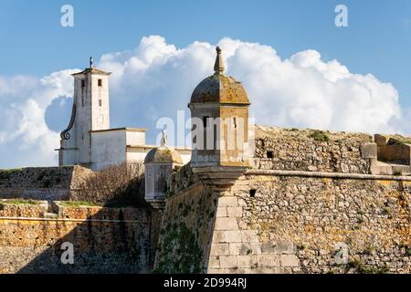 Fortezza di Peniche con splendido edificio storico bianco e mura, in Portogallo Foto Stock