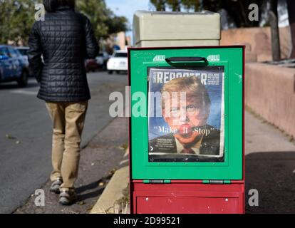 Una donna passa davanti a un tabloid per la distribuzione gratuita a Santa Fe, New Mexico, con una copertina critica sul presidente Donald Trump. Foto Stock