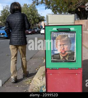 Una donna passa davanti a un tabloid per la distribuzione gratuita a Santa Fe, New Mexico, con una copertina critica sul presidente Donald Trump. Foto Stock