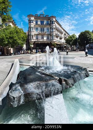 Baden Baden, Baden Wuerttemberg, Germania, Europa, 14.08.2016Piazza Leopoldssquare di Baden Baden con bella fontana. Foto Stock