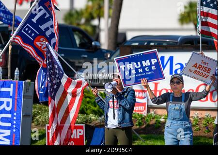 Houston, Texas, Stati Uniti. 3 Nov 2020. Un gruppo forte di sostenitori di Donald Trump al di fuori di una stazione di polling nella contea di Harris, Houston, Texas, USA. Credit: Michelmond/Alamy Live News. Foto Stock