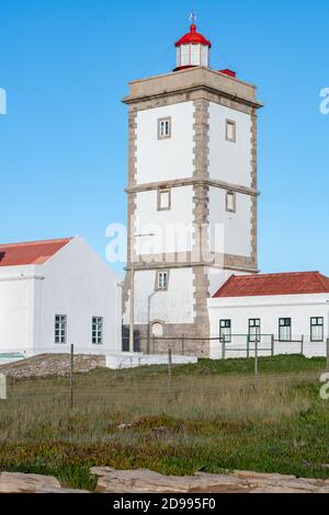 Cabo Carvoeiro Capo Faro edificio bianco a Peniche, Portogallo Foto Stock