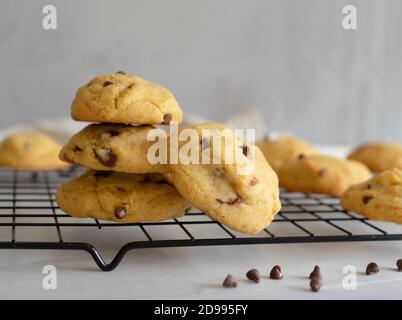 Una pila fatta in casa di biscotti al cioccolato su sfondo bianco. Prodotti da forno. Foto Stock