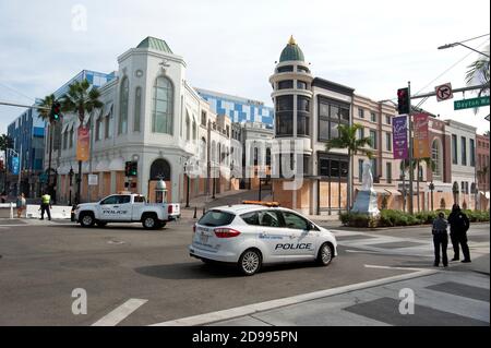 Le aziende di Rodeo Drive a Beverly Hills, California, sono salite e chiuse in quanto la strada è bloccata con una presenza di polizia il giorno delle elezioni per scoraggiare i saccheggi dopo che i risultati delle elezioni sono stati annunciati. 3 novembre 2020 Foto Stock