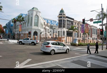 Le aziende di Rodeo Drive a Beverly Hills, California, sono salite e chiuse in quanto la strada è bloccata con una presenza di polizia il giorno delle elezioni per scoraggiare i saccheggi dopo che i risultati delle elezioni sono stati annunciati. 3 novembre 2020 Foto Stock
