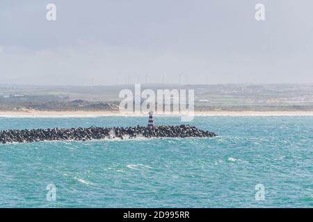 Supertubos Beach surf paradiso a Peniche con faro, in Portogallo Foto Stock
