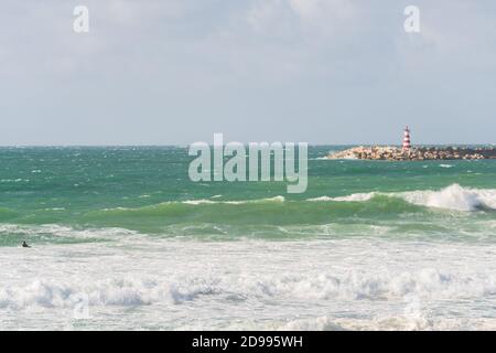 Supertubos Beach surf paradiso a Peniche con faro, in Portogallo Foto Stock