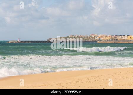 Supertubos Beach surf paradiso a Peniche con faro, in Portogallo Foto Stock