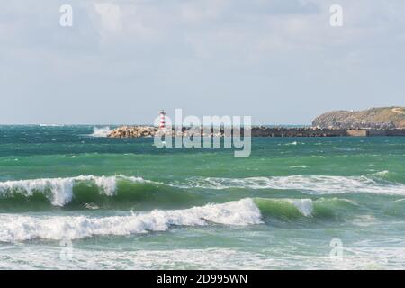 Supertubos Beach surf paradiso a Peniche con faro, in Portogallo Foto Stock