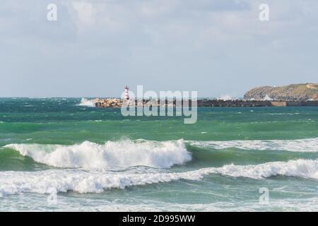 Supertubos Beach surf paradiso a Peniche con faro, in Portogallo Foto Stock