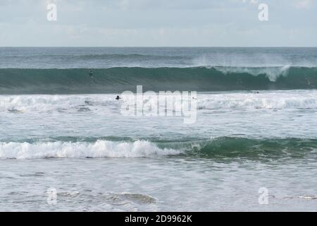 Surfers surf a Baleal Island spiaggia oceano atlantico onde a Peniche, Portogallo Foto Stock