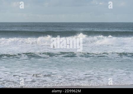 Surfers surf a Baleal Island spiaggia oceano atlantico onde a Peniche, Portogallo Foto Stock