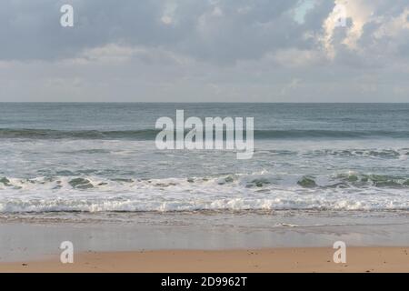 Surfers surf a Baleal Island spiaggia oceano atlantico onde a Peniche, Portogallo Foto Stock