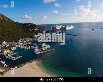 Vista aerea dell'attracco della nave da crociera sull'isola dei Caraibi Di St.maarten durante il settore crocieristico chiuso nel 2020 Foto Stock