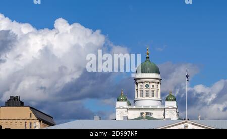 Cupola principale neoclassica verde della bianca Cattedrale di Helsinki Foto Stock