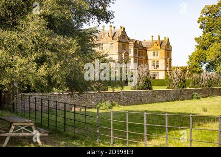 Una vista di casa signorile, casa Montacute, Somerset, dagli ampi giardini Foto Stock