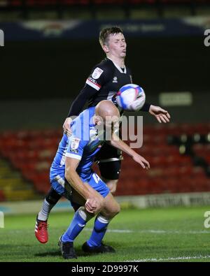 Cleethorpes, Regno Unito. 3 novembre 2020. Jason Taylor di Barrow contesta un header con Danny Preston di Grimsby Town durante la partita Sky Bet League 2 tra Grimsby Town e Barrow a Blundell Park, Cleethorpes martedì 3 novembre 2020. (Credit: Mark Fletcher | MI News) Credit: MI News & Sport /Alamy Live News Foto Stock