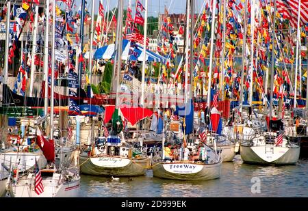 Barca a vela festeggiamenti il giorno prima della gara di barche a vela da Port Huron Michigan all Isola di Mackinaw City sul Lago Huron Foto Stock