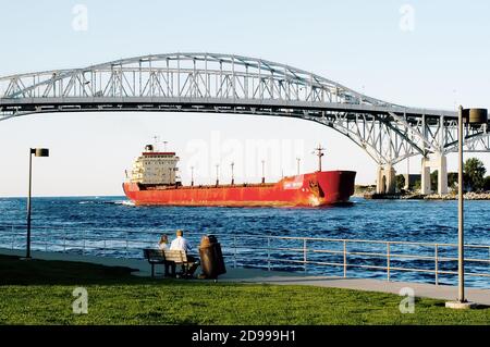 La nave internazionale 'Lake Ontario' Lake Freighter entra nel St Fiume Clair alla foce del lago Huron a Port Huron Michigan e Sarnia Ontario CA Foto Stock