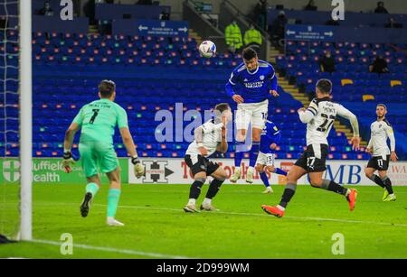 3 novembre 2020; Cardiff City Stadium, Cardiff, Glamorgan, Galles; Campionato di calcio inglese di calcio di calcio, Cardiff City contro Barnsley; Kieffer Moore della città di Cardiff salta più in alto e si dirige al traguardo Foto Stock