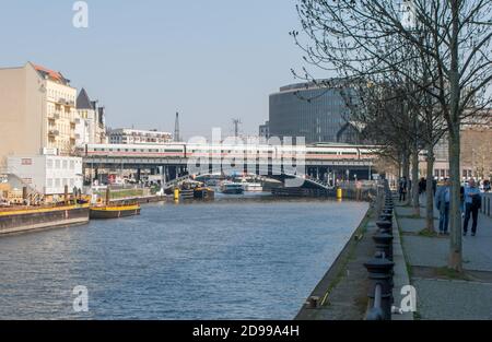 Fiume Sprea a Berlino, ponte e treno sul ponte Foto Stock