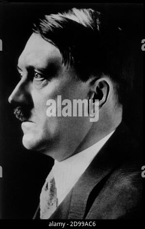 1936 CA, GERMANIA : ADOLF HITLER - NAZISMO - NAZISTA - NAZISMO - NAZI - NAZISTI - SECONDA GUERRA MONDIALE - BAFFI - BAFFI - DITTATORE - DITTATORE - CRAVATTA - CRAVATTA - COLLETTO - COLLARE - PROFILO ----- ARCHIVIO GBB Foto Stock