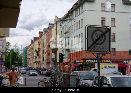 Paesaggio di una strada vuota a Schoneberg Berlino Foto Stock