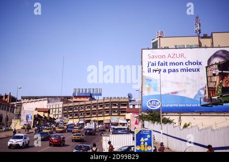 Ora di punta a Bricolux, nel centro di Yaounde Foto Stock