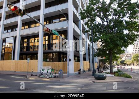 Austin, Texas, Stati Uniti. 3 Nov 2020. 03 novembre 2020: Un'attività del centro città alla 9° e Congress Ave. È stata imbarcata prima del giorno delle elezioni nel caso in cui i risultati elettorali scatenino raduni o disordini civici. Austin, Texas. Mario Cantu/CSM Foto Stock