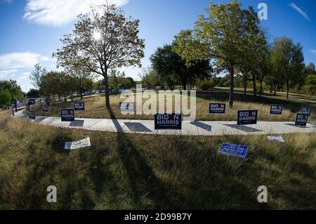 Austin, Texas, Stati Uniti. 3 Nov 2020. 03 novembre 2020: I cartelli del giorno delle elezioni con Biden e Harris si allineano all'esterno del George Morales dove Springs Recreation Center. Austin, Texas. Mario Cantu/CSM Foto Stock