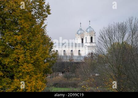 Chiesa di San Michele Arcangelo dipinto di recente a Lyduokiai vicino Ukmerge in Lituania in un giorno tardo autunno con alberi intorno Foto Stock